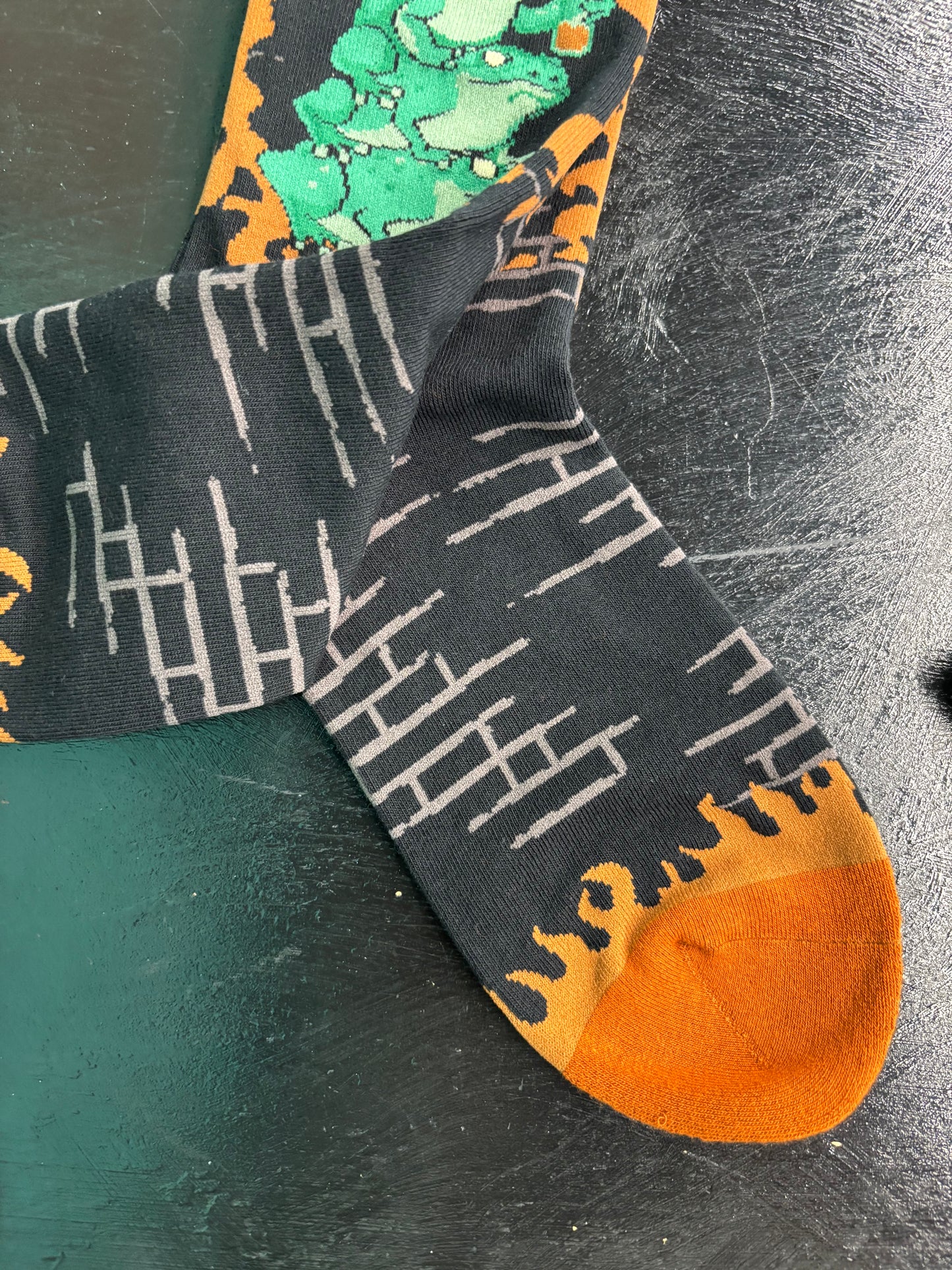 Ungovernable - crew socks