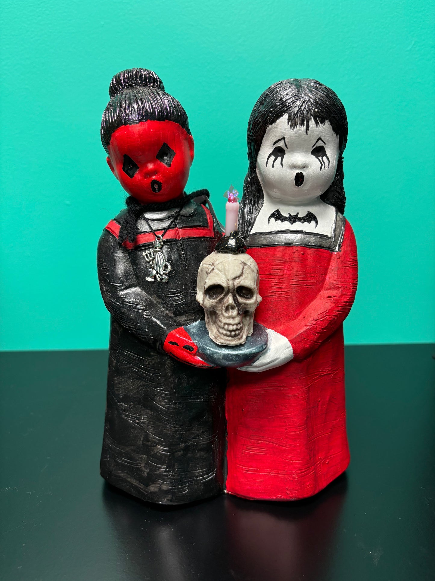 Angels Holding Skull - Statue