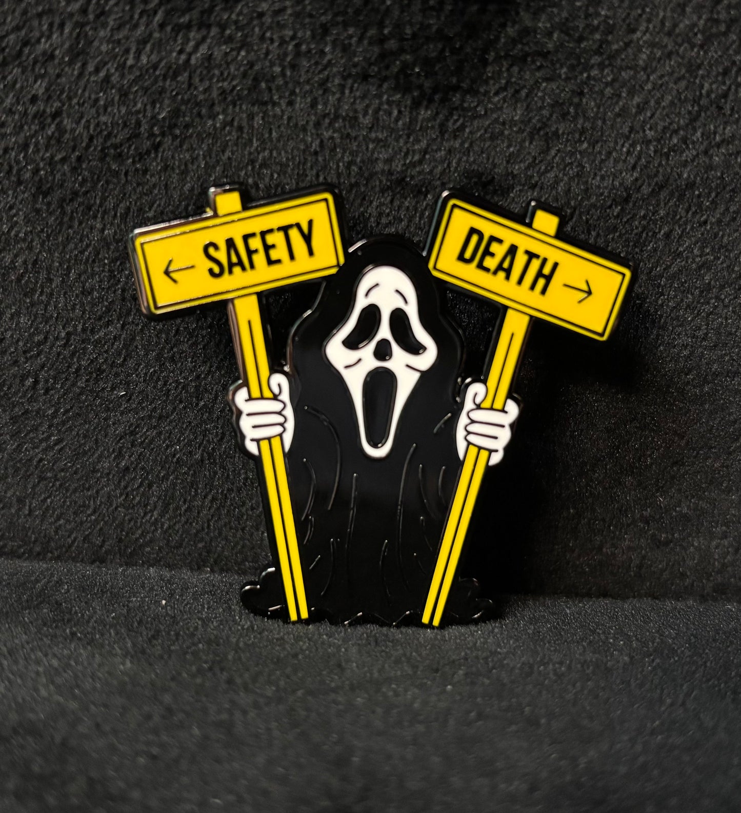 Scream Scary Movie Sign - Pin