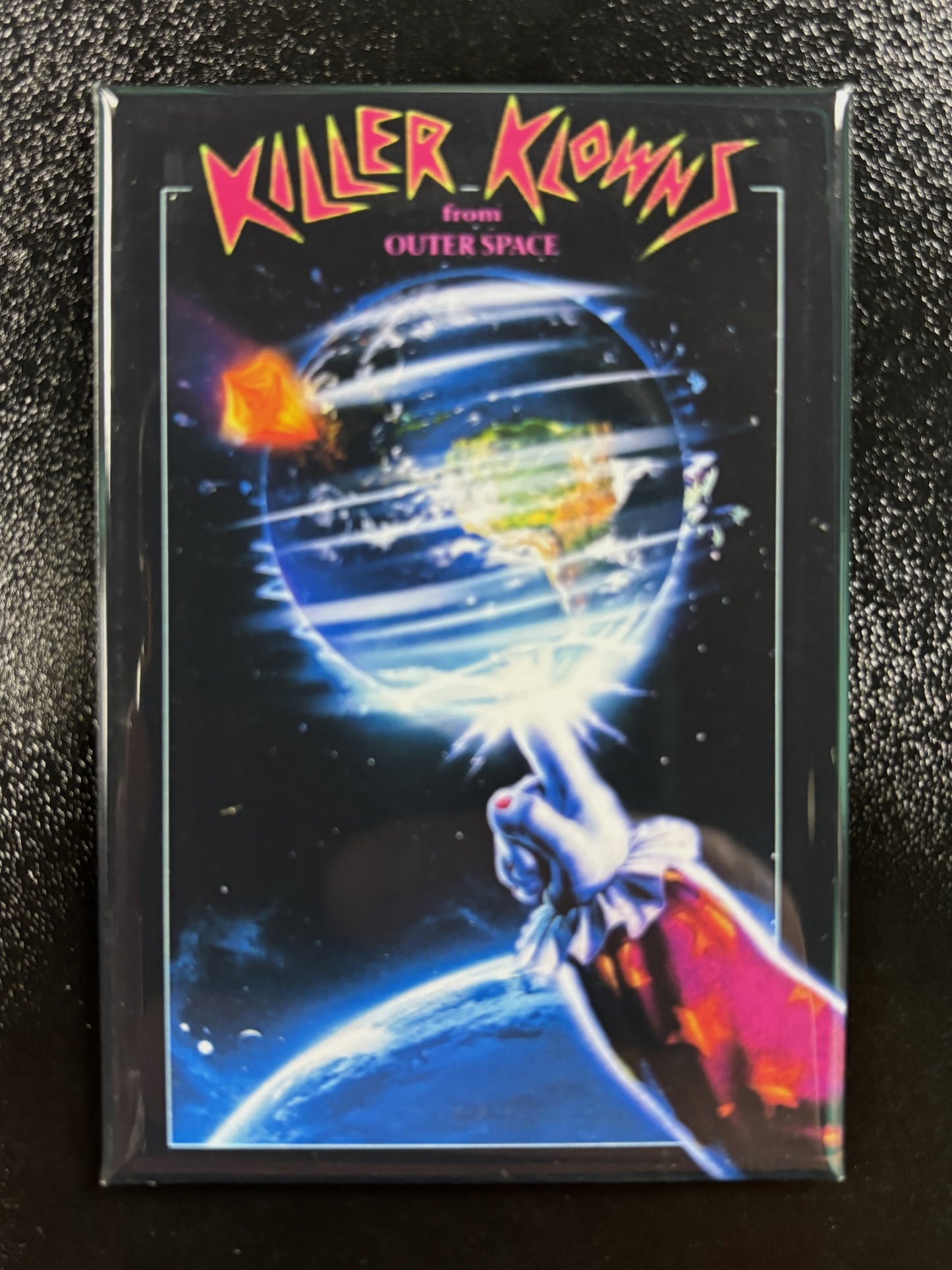 Killer Klowns, spinning globe - magnet