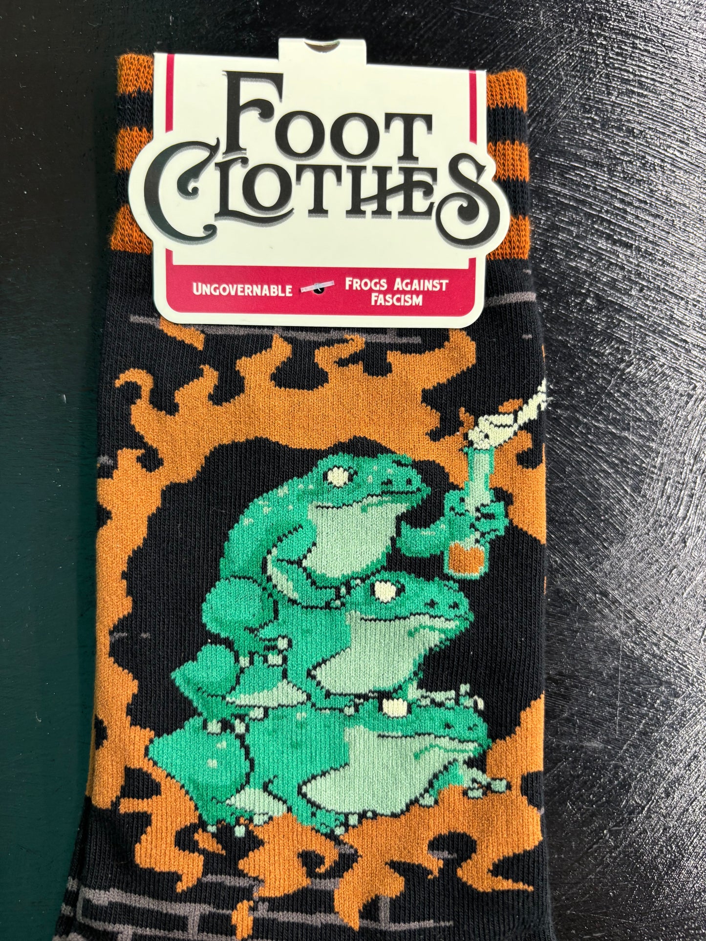 Ungovernable - crew socks