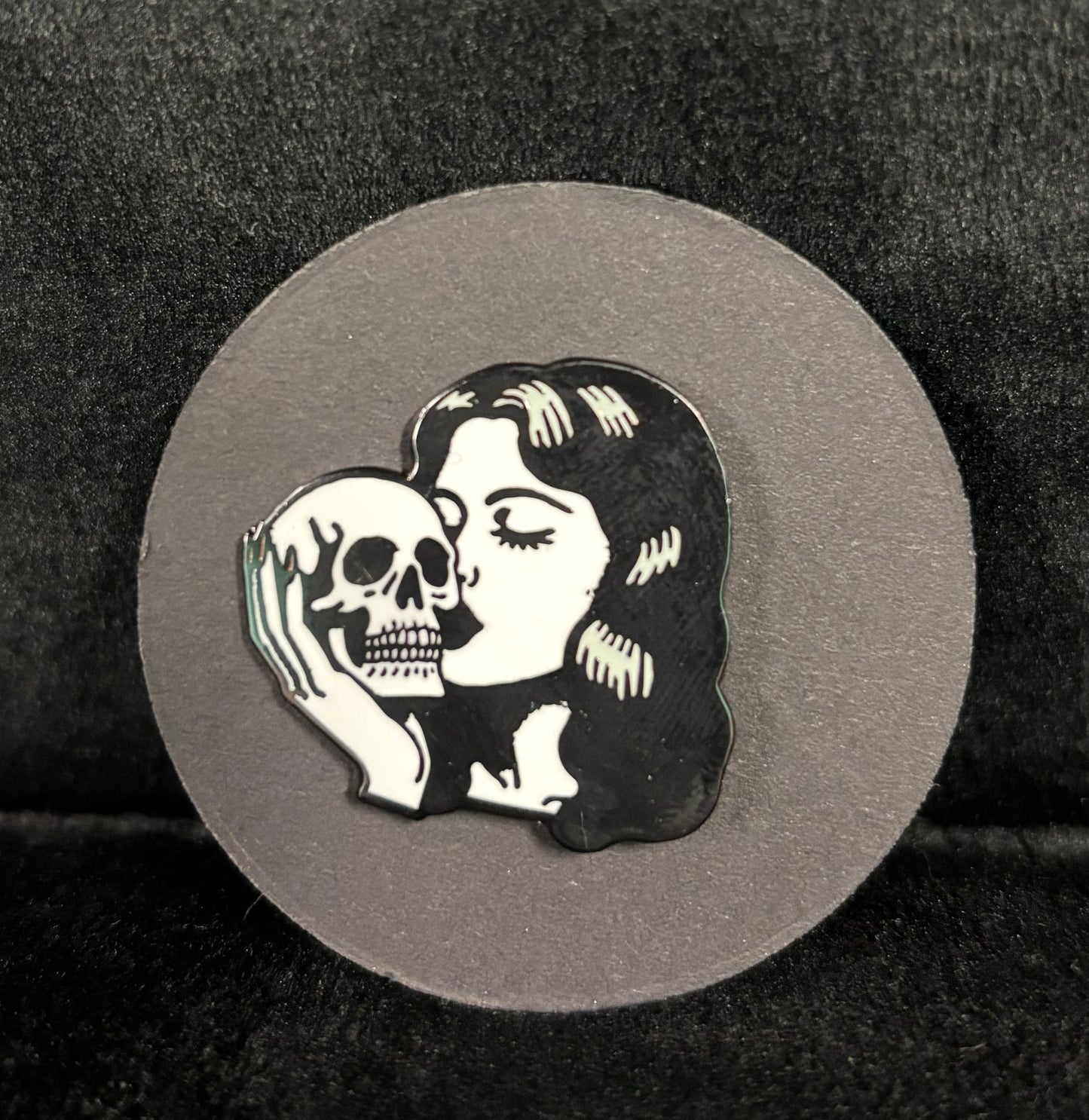 Skull Woman - pin